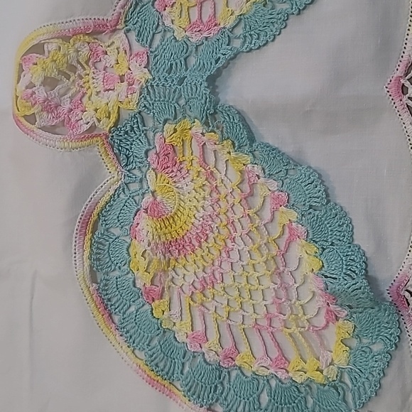 Vintage white pillowcases pink yellow seafoam green doilies embroidered accents - Picture 4 of 11